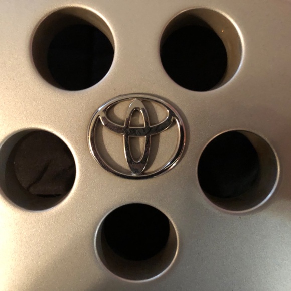 Toyota Corolla 15-inch 2005-08 Hubcap / Wheel Cover, OEM 42621-AB100 - Picture 2 of 8